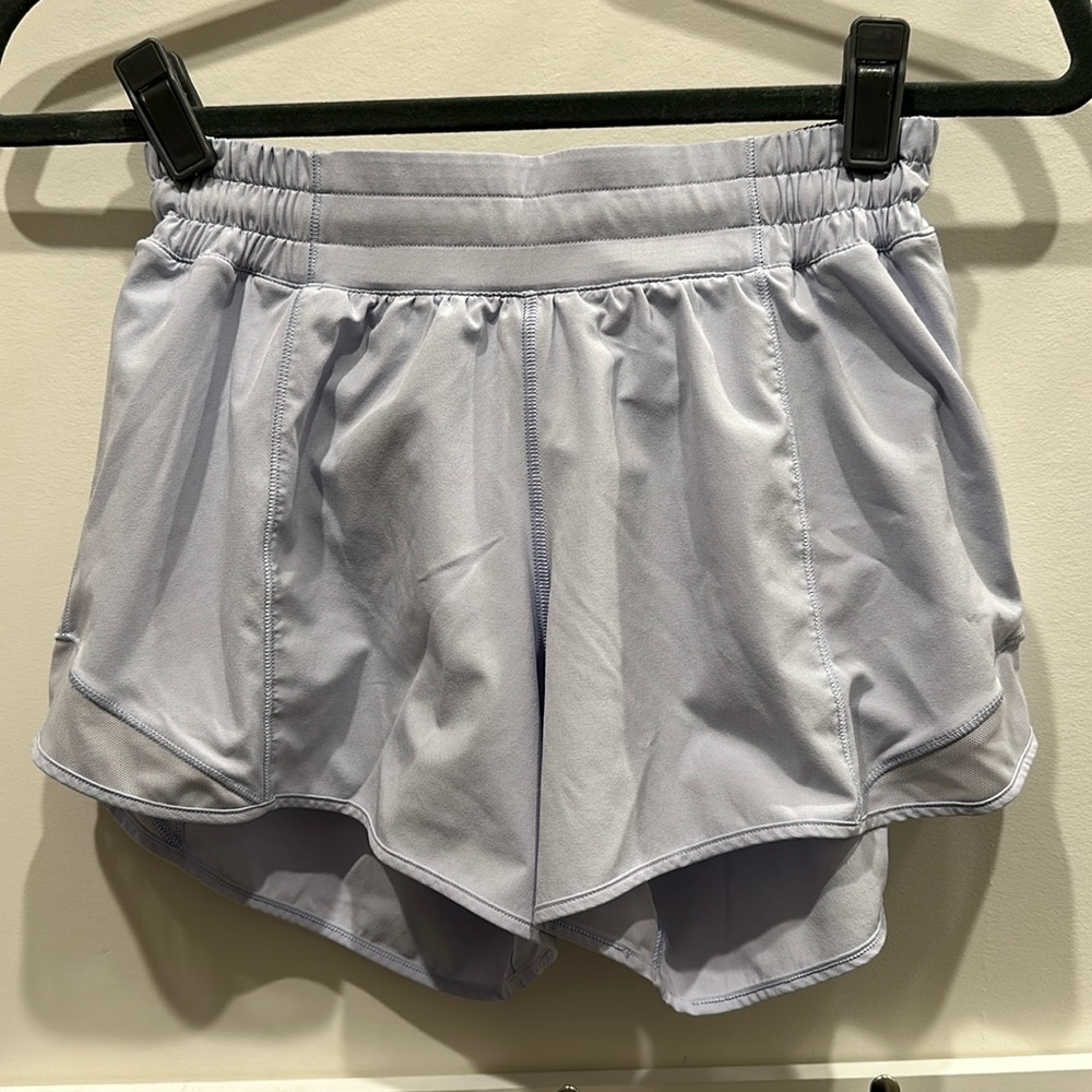 Lululemon hottie hot, pale lavender color, size 6 low rise 4 inch